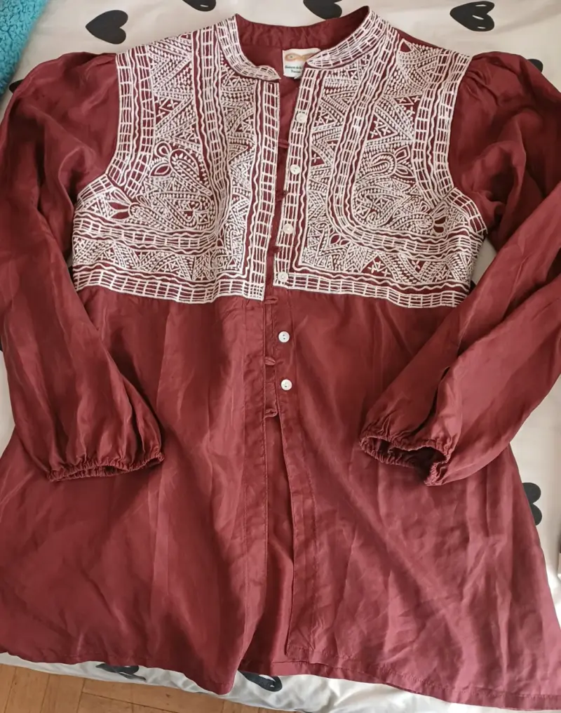 Blusa bordada bohemia color burdeos