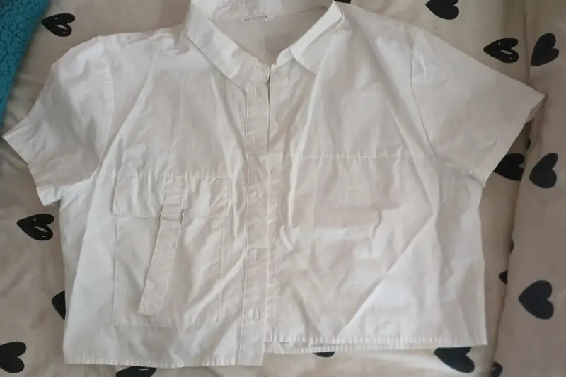 Camisa blanca de mujer con bolsillo
