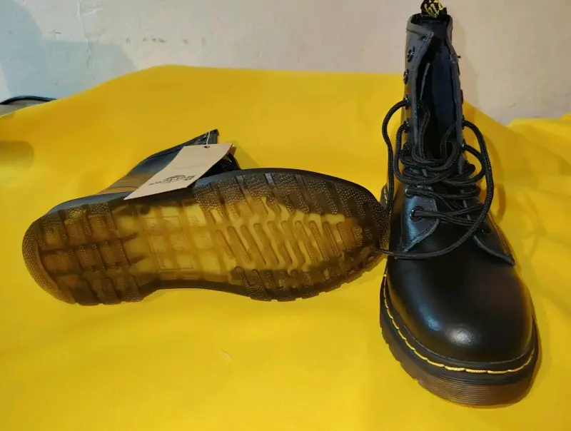 Botas negras de cuero estilo militar - 1