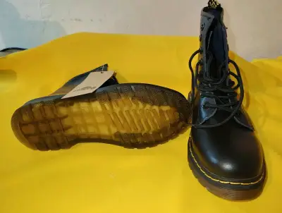Botas negras de cuero estilo militar - miniatura 1
