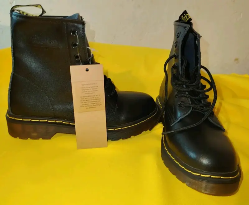 Botas negras de cuero estilo militar - 2
