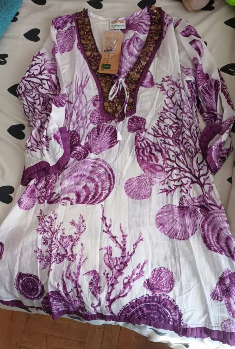 Vestido playero estampado morado y blanco