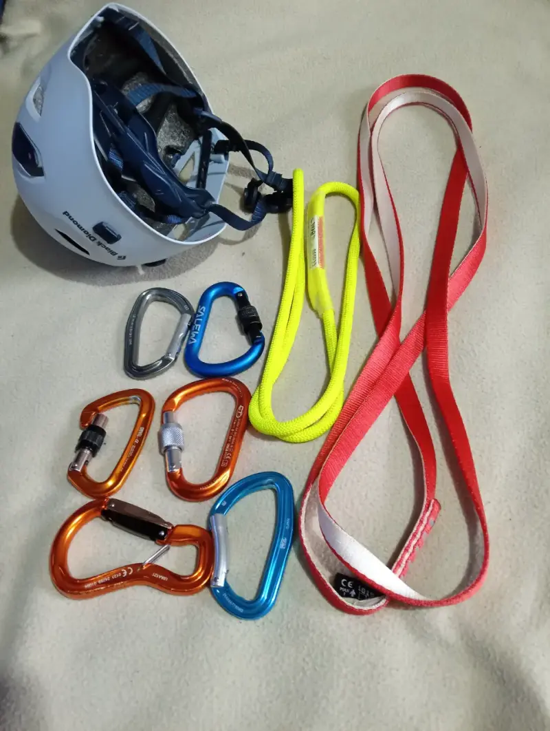 Equipo de escalada con casco y mosquetones