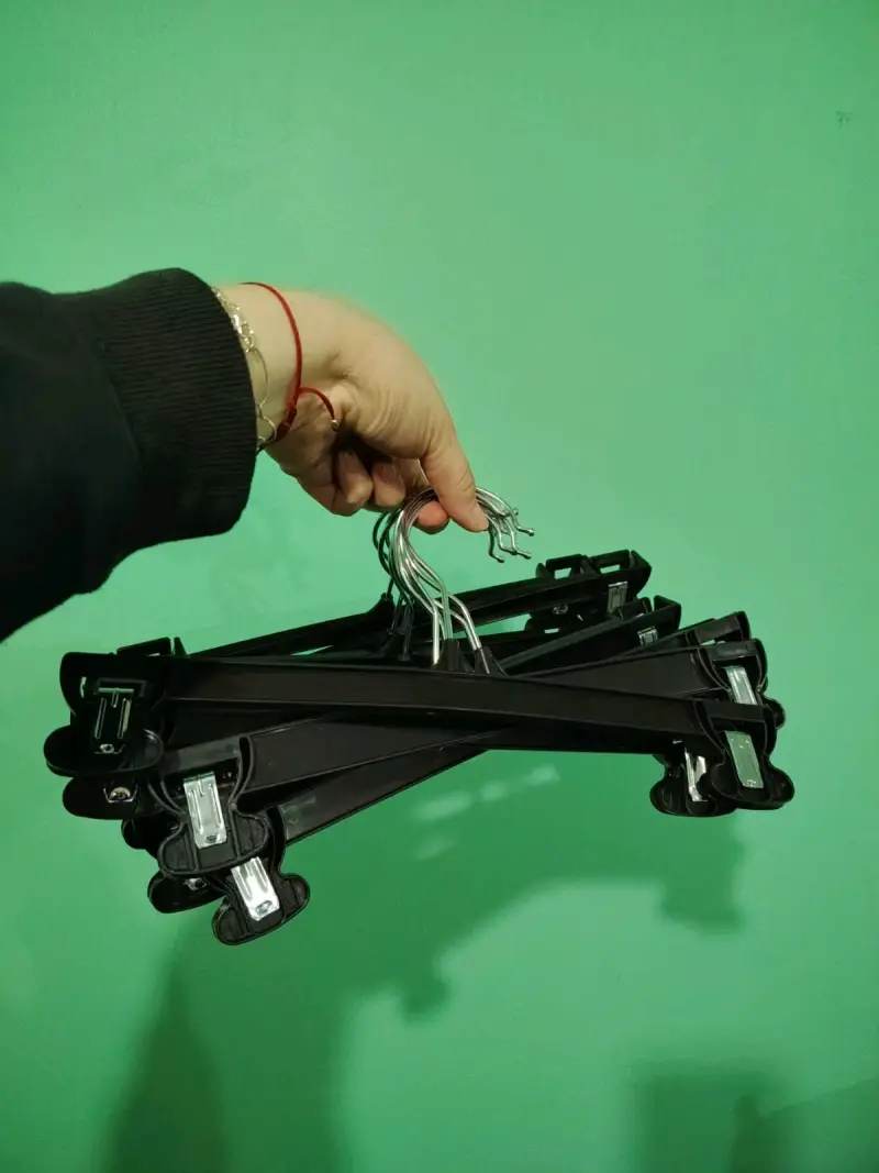 Conjunto de colgadores plásticos negros