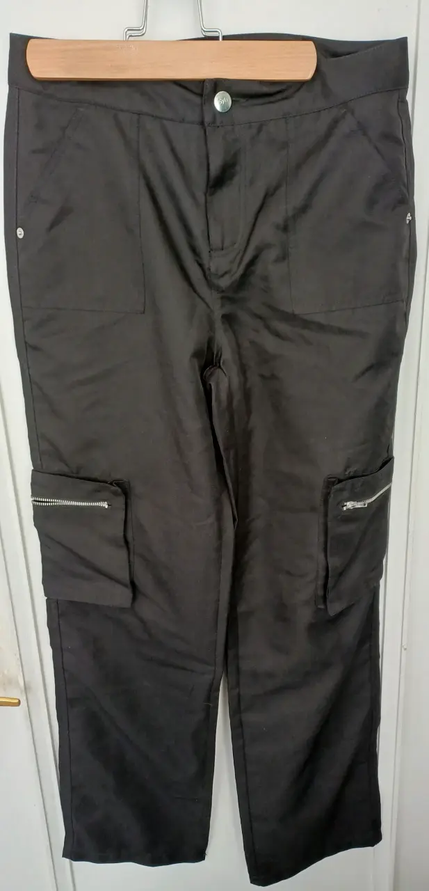 Pantalones cargo negros con bolsillos - 1