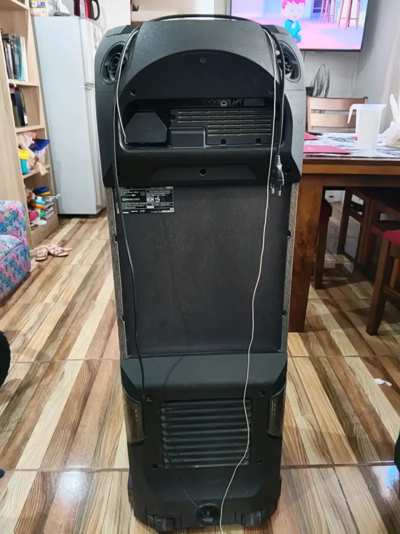 Parlante portátil con ruedas y asa - 1