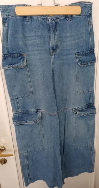 Pantalón cargo de mezclilla con bolsillos - miniatura 1