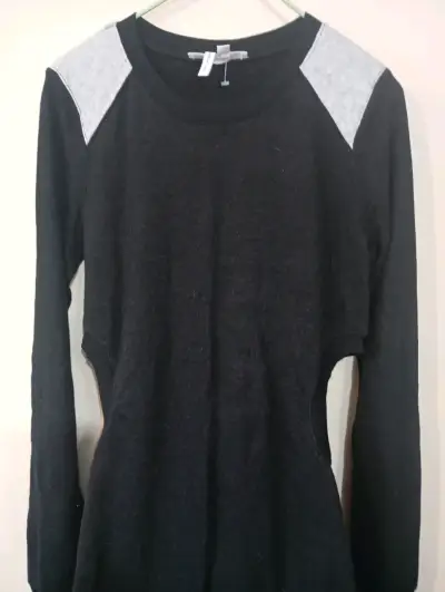 Vestido negro con detalles grises - miniatura 1
