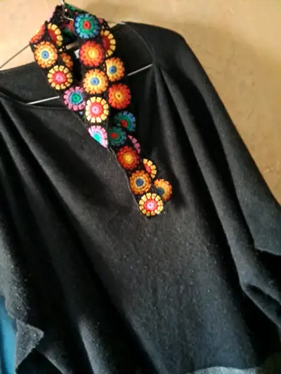 Poncho negro con bufanda tejida a crochet - miniatura 1