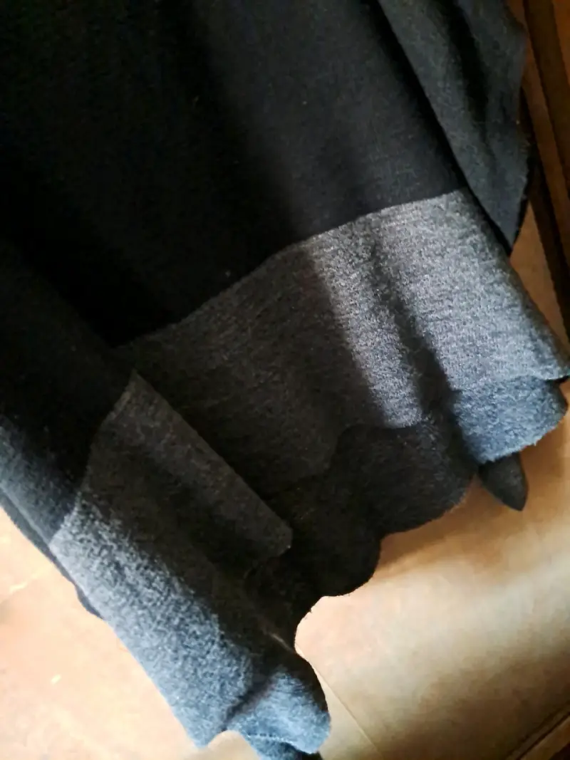 Poncho negro con bufanda tejida a crochet - 2