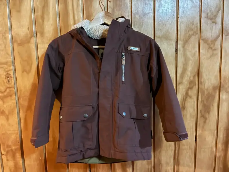 Chaqueta impermeable marrón con capucha - 1