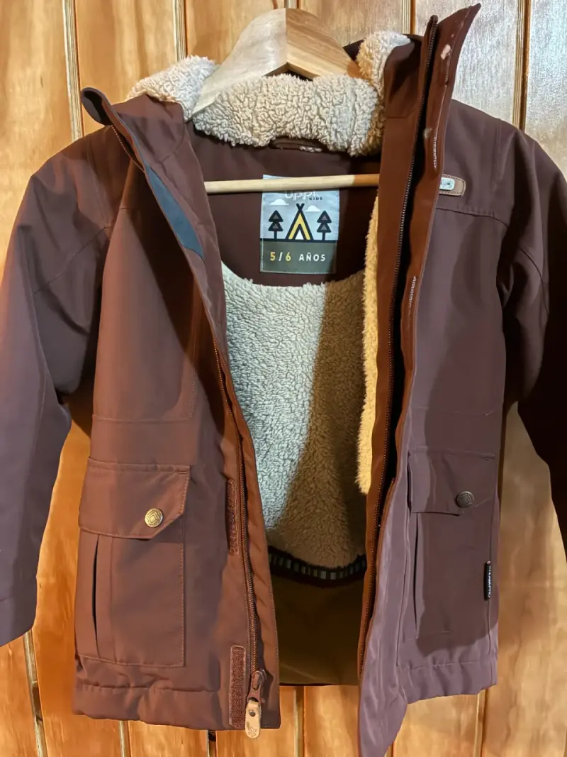 Chaqueta impermeable marrón con capucha - 2