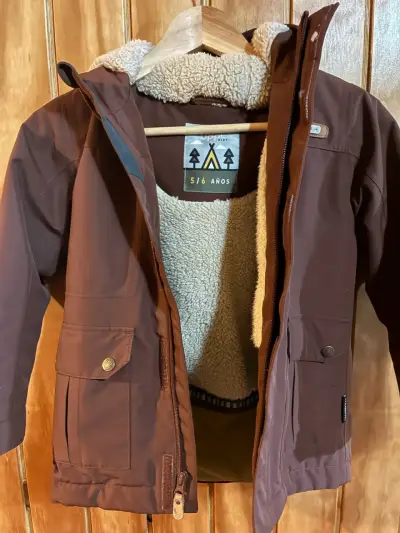Chaqueta impermeable marrón con capucha - miniatura 2