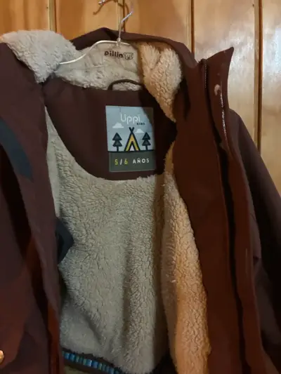 Chaqueta impermeable marrón con capucha - miniatura 4