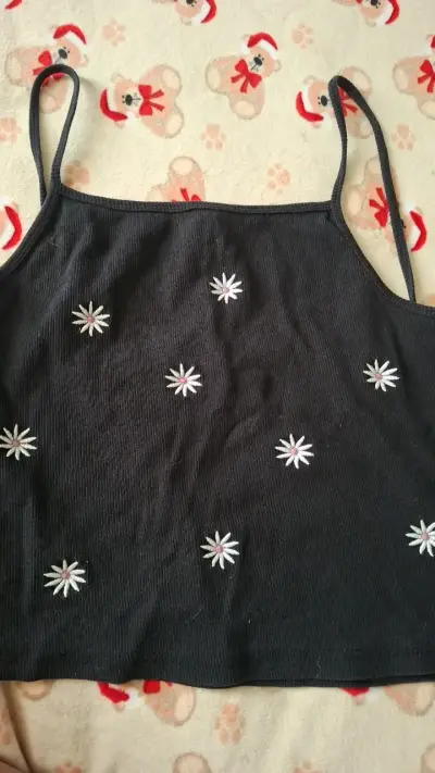 Top negro con flores bordadas - miniatura 1
