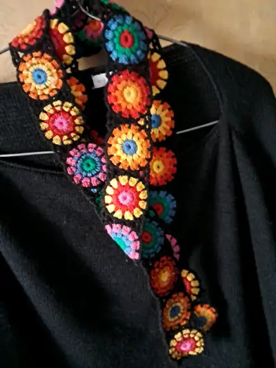 Poncho negro con bufanda tejida a crochet - miniatura 4