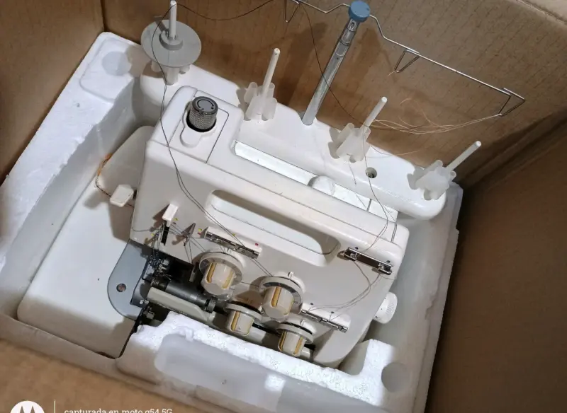 Máquina overlock Toyota SL3335 - 2