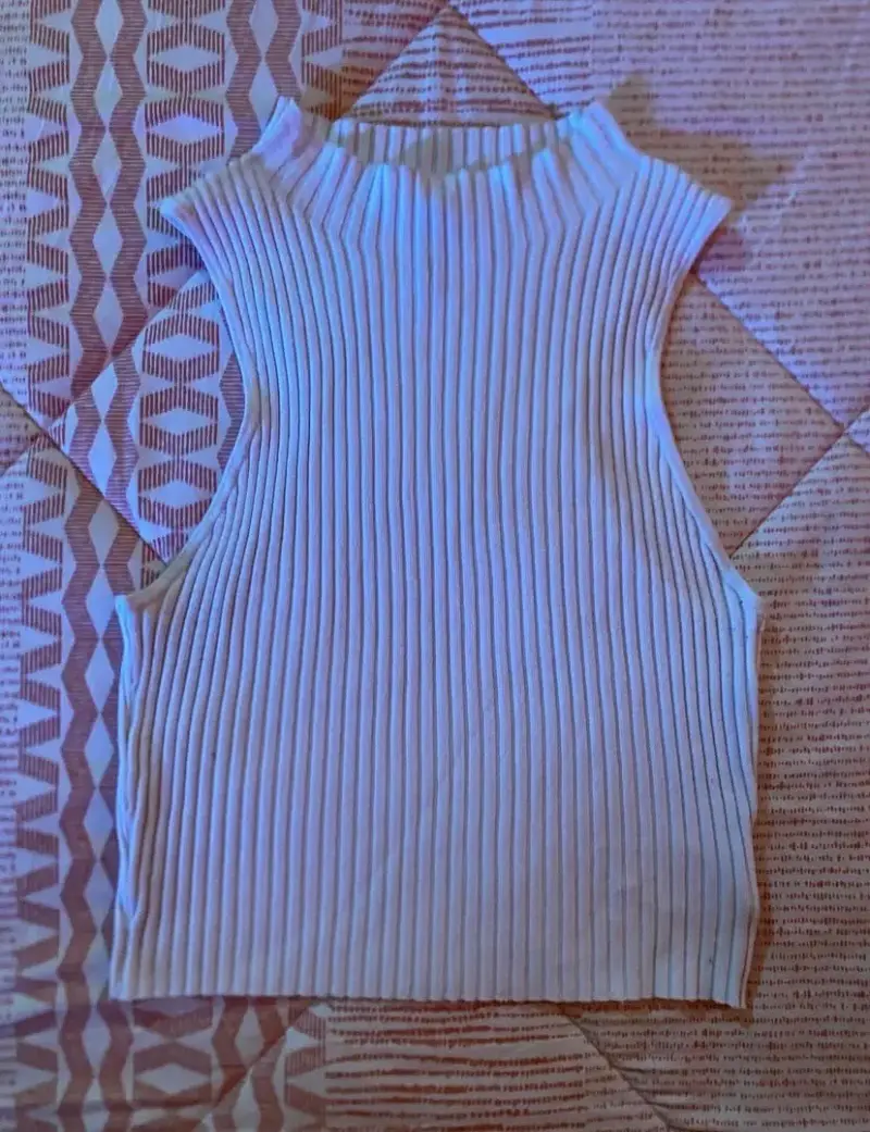 Top h&m sin mangas de canalé blanco