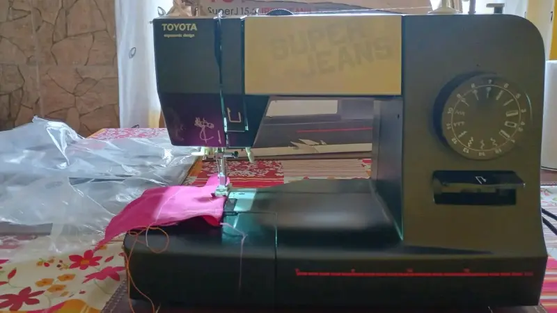 Máquina de coser Toyota Super Jeans - 3