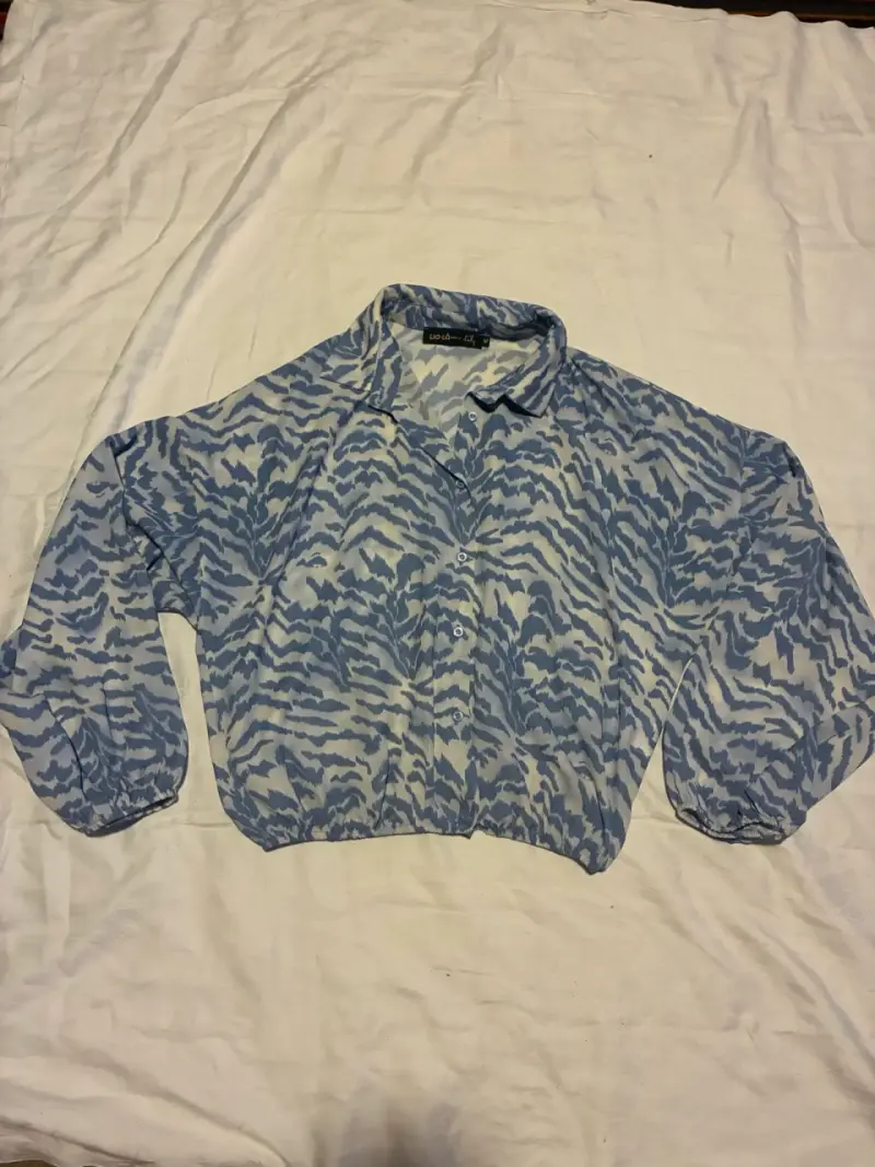 Blusa estampada azul de manga larga