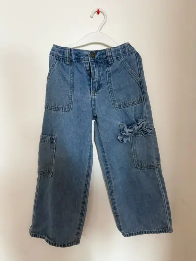 Pantalones de mezclilla con bolsillos para niña - miniatura 1