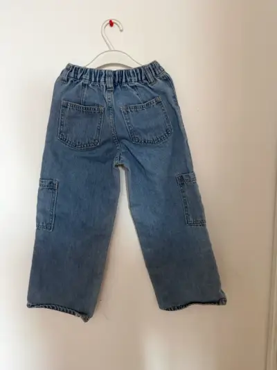 Pantalones de mezclilla con bolsillos para niña - miniatura 2
