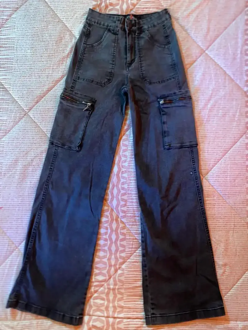 Pantalones cargo de mezclilla gris