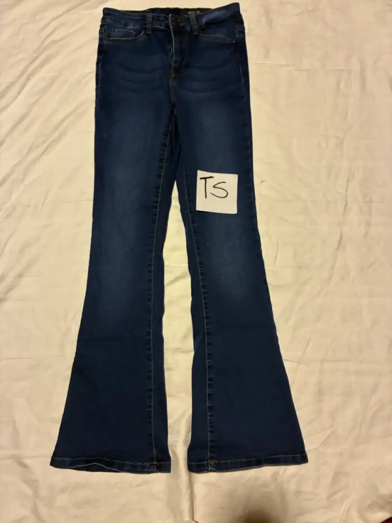 Jeans acampanados azul oscuro para mujer - 1