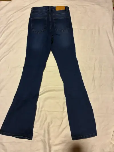 Jeans acampanados azul oscuro para mujer - miniatura 2
