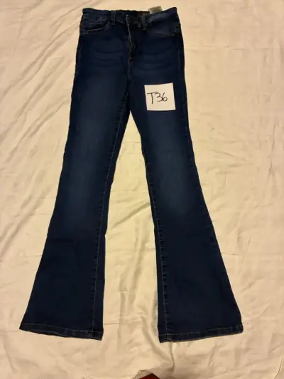 Jeans acampanados azul oscuro para mujer - miniatura 3