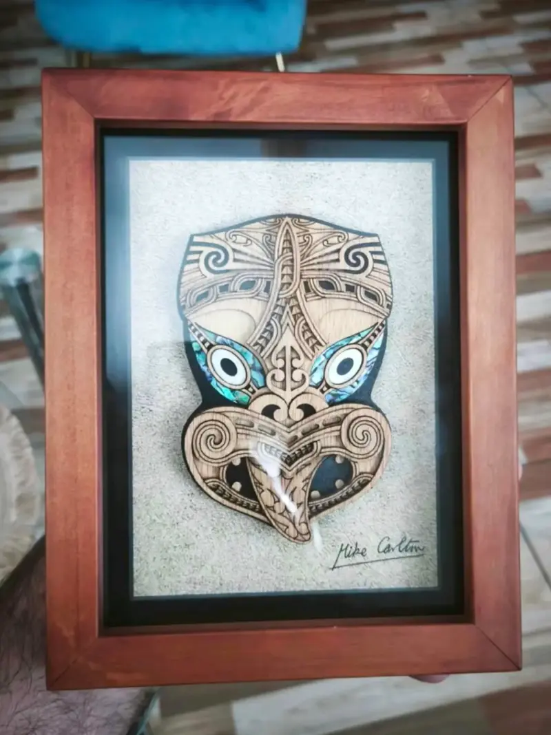 Cuadro decorativo con máscara maorí enmarcada