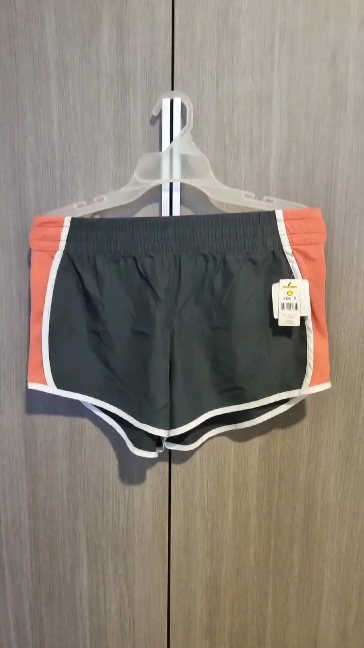 Short deportivo gris con detalles color sandia