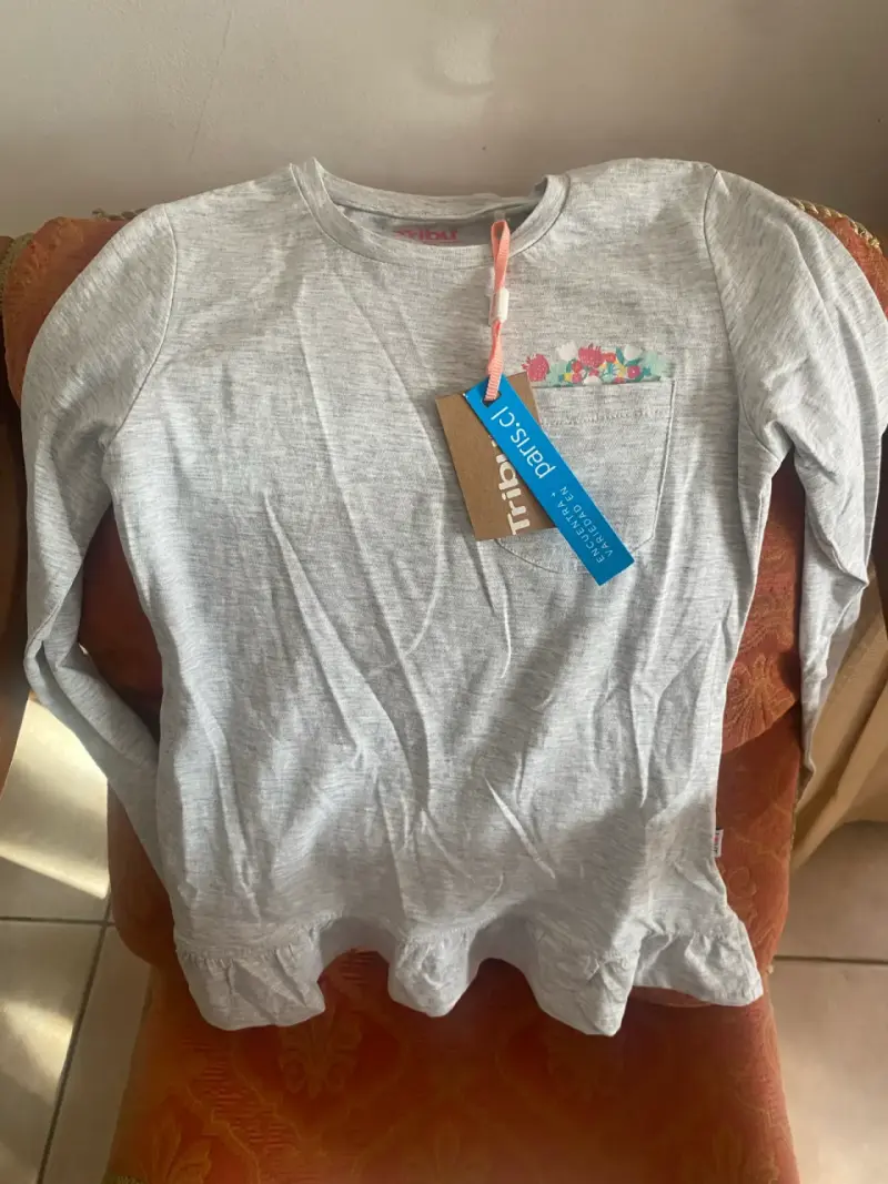 Polera gris con diseño floral Tribu para niña