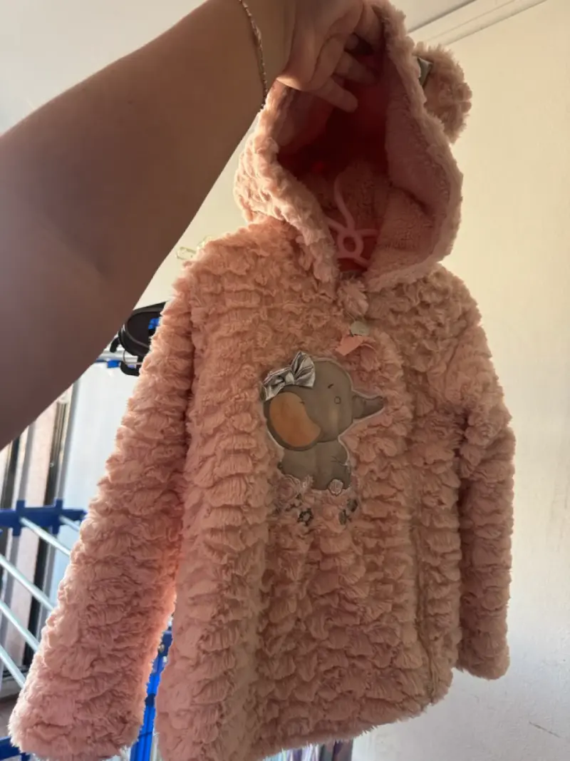 Abrigo infantil peludo c/capucha y diseño elefante - 1