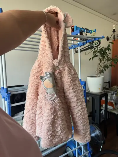 Abrigo infantil peludo c/capucha y diseño elefante - miniatura 2