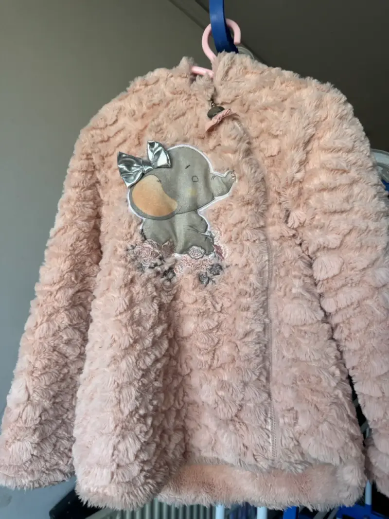 Abrigo infantil peludo c/capucha y diseño elefante - 3