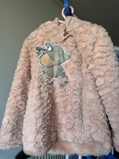 Abrigo infantil peludo c/capucha y diseño elefante - miniatura 3