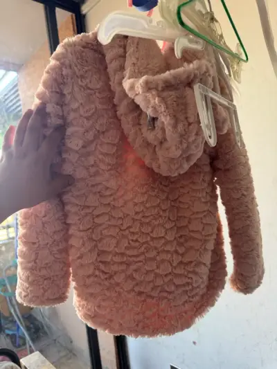 Abrigo infantil peludo c/capucha y diseño elefante - miniatura 4