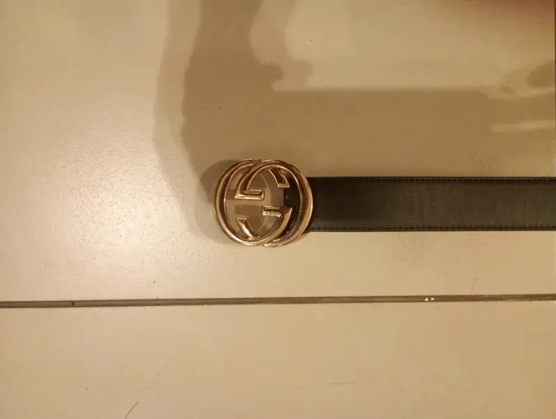 Cinturón Gucci negro con hebilla dorada - 2