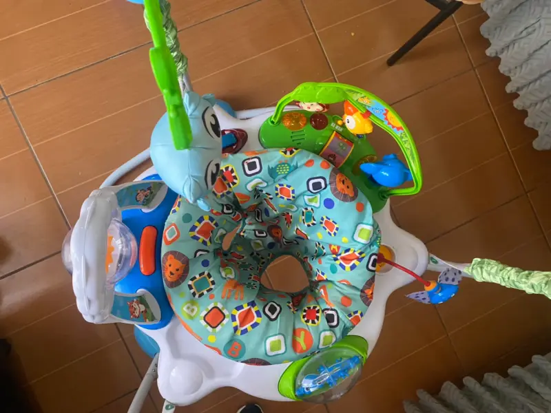 Saltador de bebé con juguetes interactivos - 2