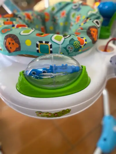 Saltador de bebé con juguetes interactivos - miniatura 4