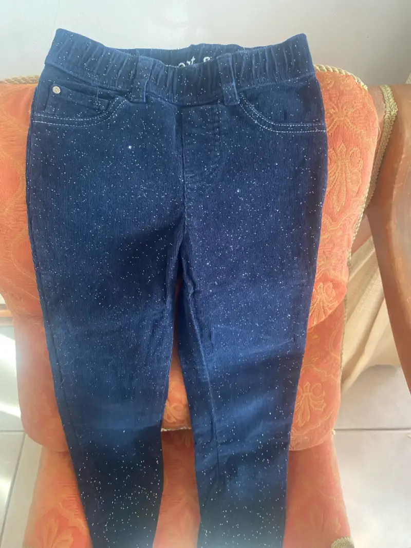 Jeans azul oscuro con brillo para niña