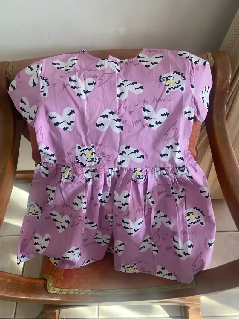 Vestido infantil rosa con estampado de corazones