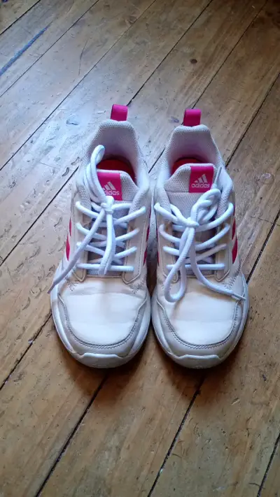 Zapatillas deportivas Adidas blancas y rosadas - miniatura 1