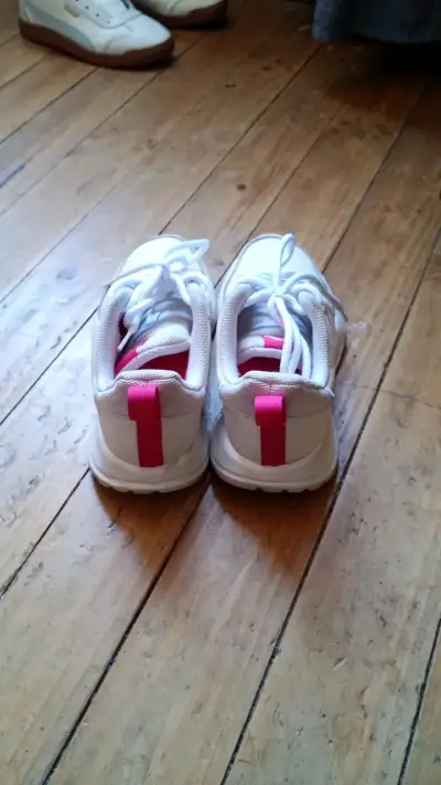 Zapatillas deportivas Adidas blancas y rosadas - miniatura 3