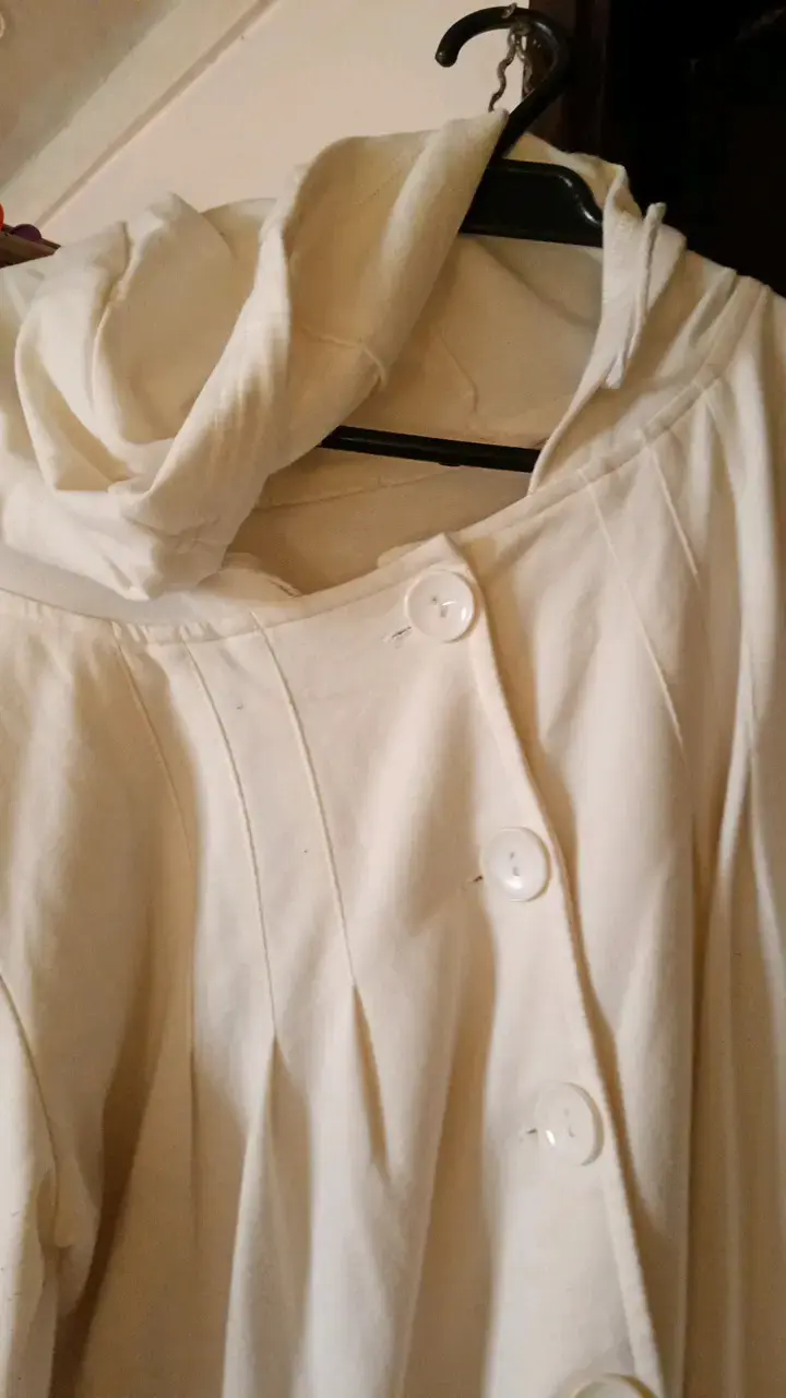 Abrigo blanco con botones grandes - 2