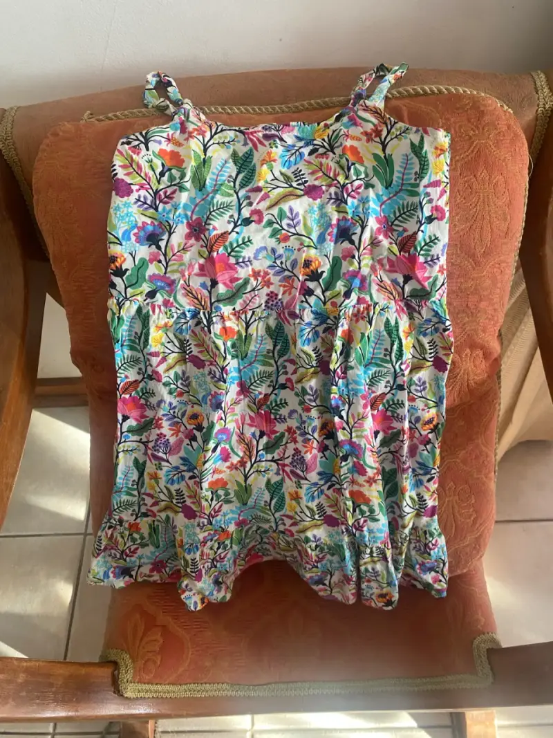 Vestido infantil con estampado floral colorido
