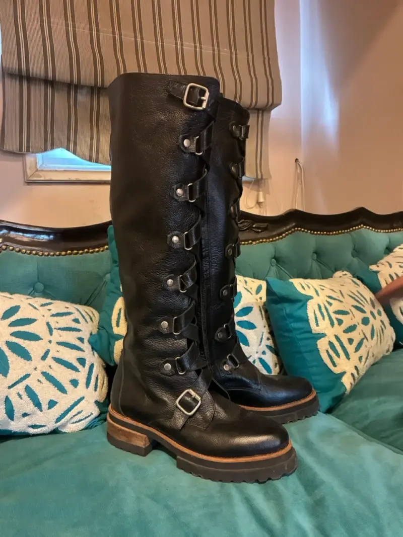 Botas negras de cuero con hebillas - 1
