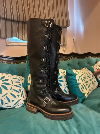 Botas negras de cuero con hebillas - miniatura 1