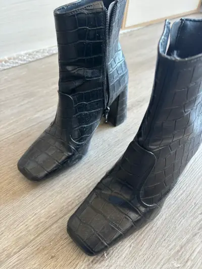 Botines negros de cuero con textura - miniatura 1
